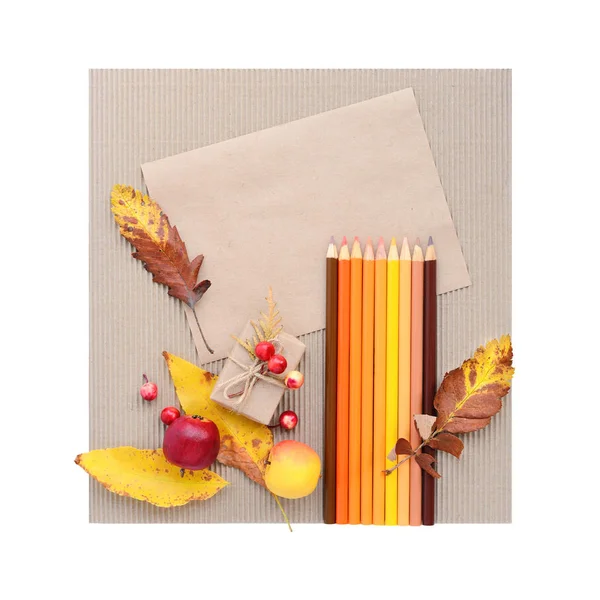 Fond d'automne avec papier brun vierge et crayons de couleur . — Photo