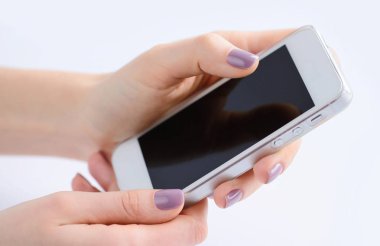 Hareket eden telefon, ekran dokunaklı parmak tutan kadınların elleri
