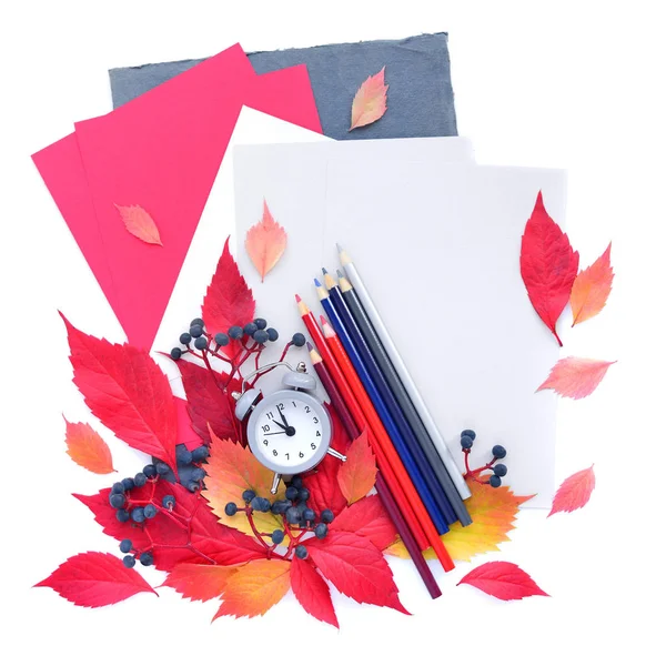 Fondo de otoño con reloj despertador, lápices, hojas de papel y hojas de otoño. Vista superior. Espacio para tu texto . — Foto de Stock