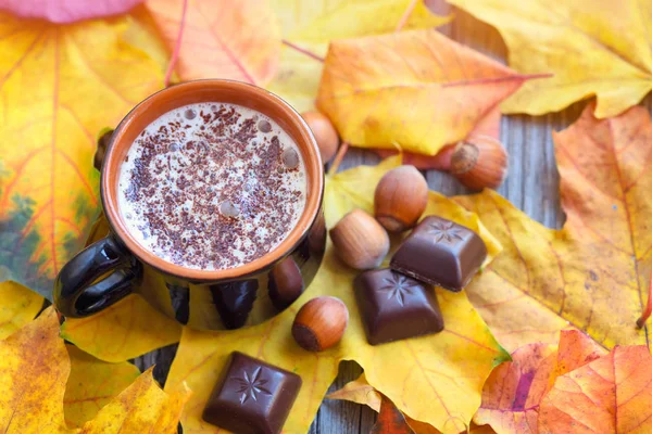 Herfst kopje koffie, noten, chocolade en herfst bladeren — Stockfoto