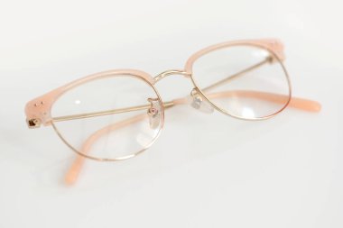 Pembe gözlüklerle lensler beyaz zemin üzerine temizleyin