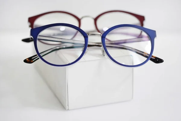 Gafas multicolores de moda en una caja blanca —  Fotos de Stock