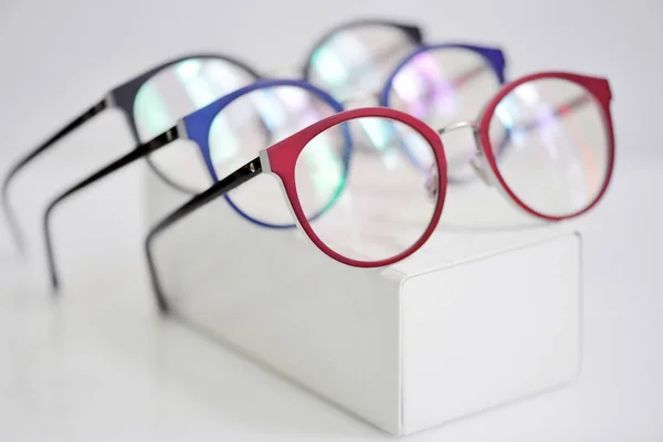 Gafas multicolores de moda en una caja blanca —  Fotos de Stock