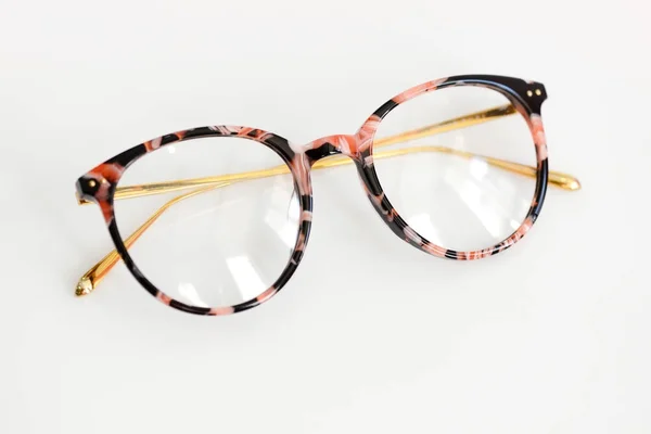 Óculos de moda feminina no fundo branco — Fotografia de Stock