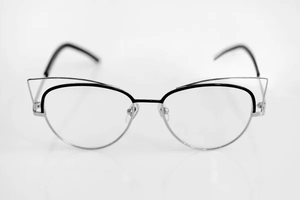 Óculos de olho com lentes claras no fundo branco — Fotografia de Stock