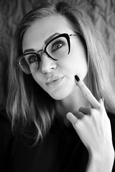 Retrato de mujer joven en gafas. Foto en blanco y negro —  Fotos de Stock