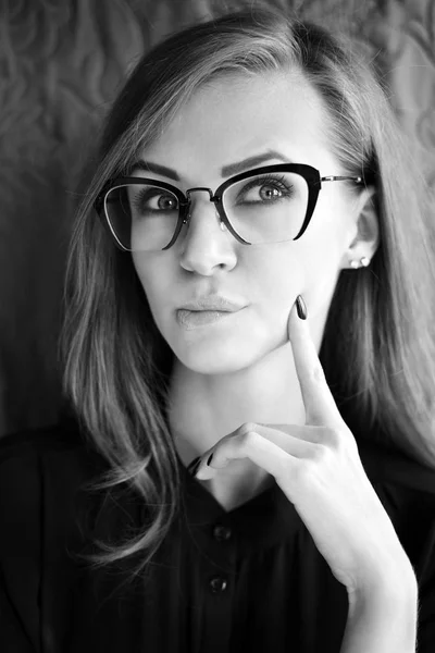 Retrato de mujer joven en gafas. Foto en blanco y negro —  Fotos de Stock