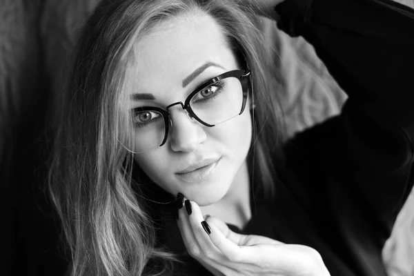 Porträt einer schönen jungen Frau mit eleganter Brille. Optik. Schwarz-Weiß-Foto. — Stockfoto