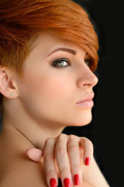 Egy gyönyörű fiatal vörös hajú nő, rövid haj, a fekete háttér portréja — Stock Fotó