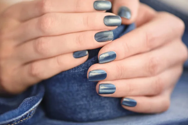 Manos con uñas manicura azul oscuro sobre fondo textil jeans —  Fotos de Stock