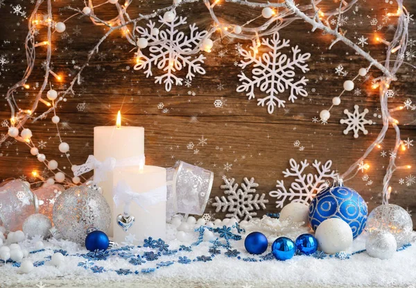Kerst kaarsen met Kerst ornamenten en kerstverlichting. — Stockfoto