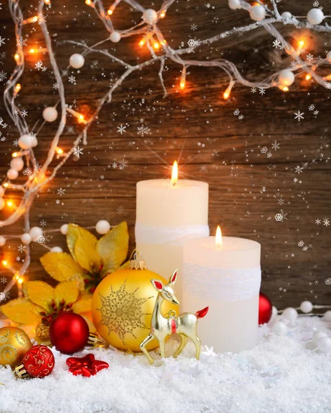 圣诞蜡烛用圣诞装饰品和圣诞灯. — 图库照片