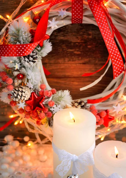 Velas brancas na neve com grinalda de Natal e luzes de Natal . — Fotografia de Stock