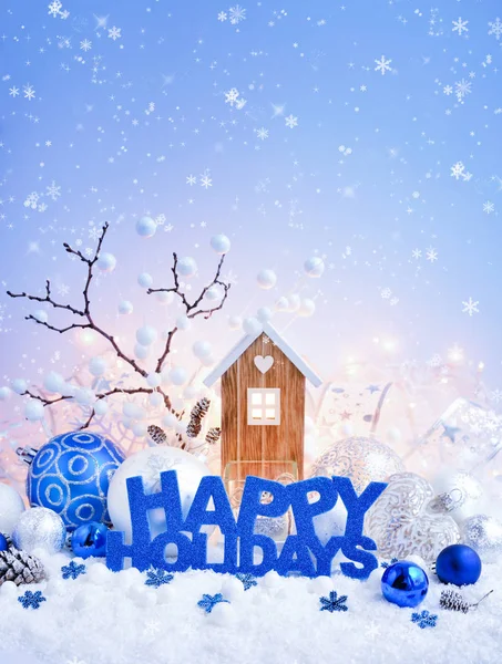 クリスマス ライトの背景に「ハッピー バカンス」、装飾的なボール、おもちゃの家を挨拶 — ストック写真