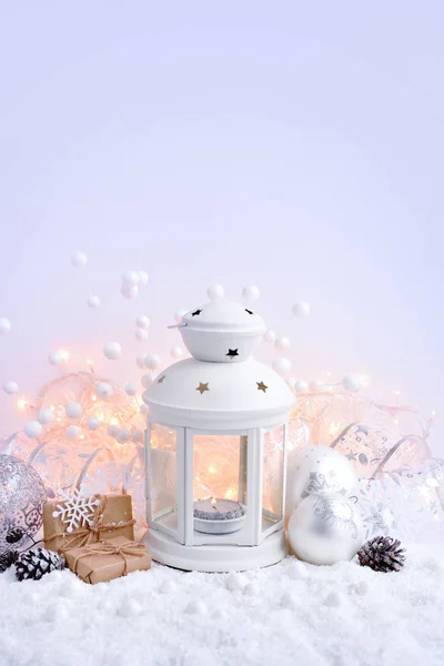 Composición navideña con linterna. Fondo navideño festivo —  Fotos de Stock