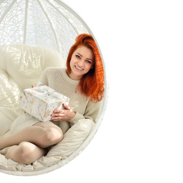 Picture of a happy young woman with gift box, pretty red-haired girl portrait with christmas present, holiday celebrations concept — Stock Photo, Image