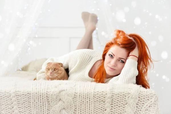 Mooie jonge vrouw met rode kat. Het concept van Kerstmis. — Stockfoto