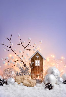 Dekoratif topları, oyuncak evi ve kar üzerinde mum Noel kompozisyonu