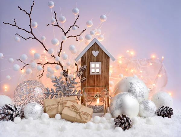 Christmas sammansättning med dekorativa bollar, toy house och ljus på snö — Stockfoto