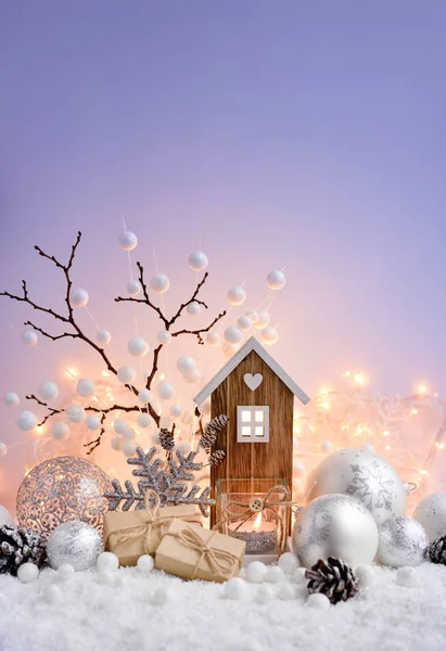 Composition de Noël avec boules décoratives, maison de jouets et bougie sur neige — Photo