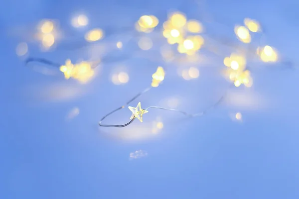 Stelle di Natale luci su sfondo blu. Natale sfondo festivo — Foto Stock