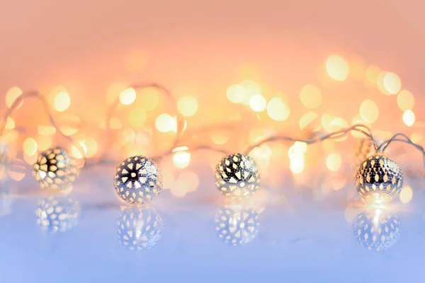 Luces de Navidad sobre fondo brillante. Fondo festivo de Navidad —  Fotos de Stock