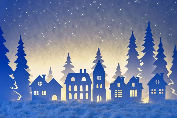 Sylwetki małej wioski w czasie zimy w nocy. Z gwiazd na niebie. — Zdjęcie stockowe