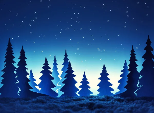 Sylwetki świerków w czasie zimy w nocy. Z gwiazd na niebie. — Zdjęcie stockowe