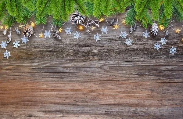 Decoraciones navideñas y ramas de abeto en una mesa de madera . — Foto de Stock