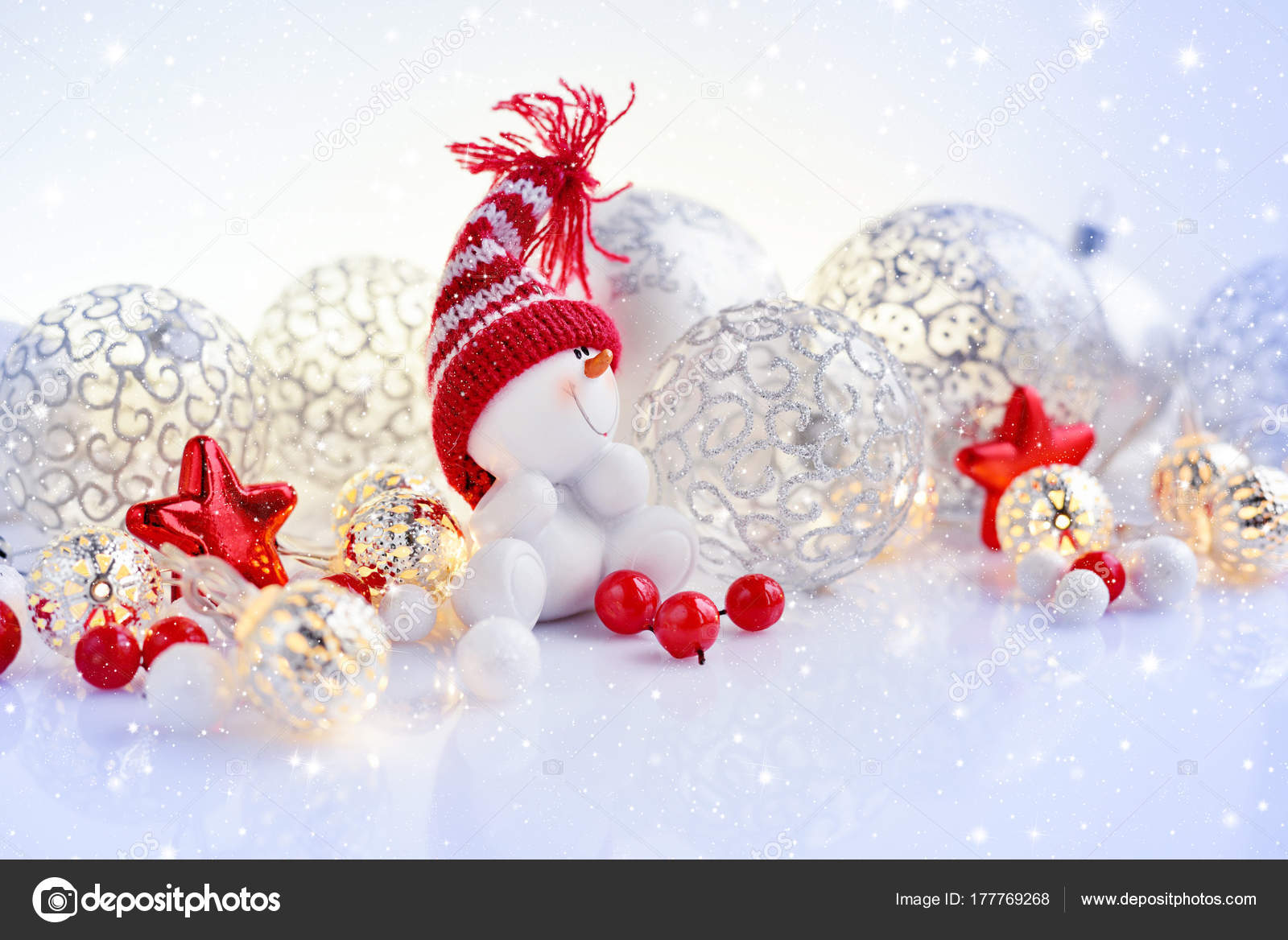 Sneeuwpop, kerstballen en verlichting — Stockfoto © NataliiaMelnyc ... Sneeuwpop, kerstballen en verlichting — Stockfoto © NataliiaMelnyc ...