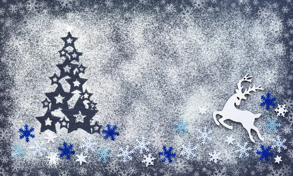 Cuisine de Noël : sapin à base de farine sur une table sombre, flocons de neige et cerfs, farine blanche ressemble à de la neige . — Photo