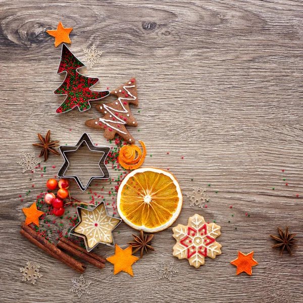 Fond de cuisson de Noël avec biscuits, emporte-pièces, épices et autres ingrédients . — Photo