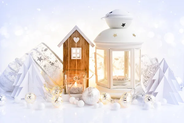 Kerst samenstelling met lantaarn, speelgoed huis en papier sparren. — Stockfoto