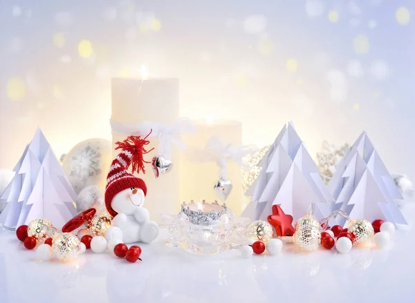 Composición navideña con velas, muñeco de nieve y abetos de papel. Tarjeta de felicitación de Navidad o Año Nuevo . — Foto de Stock