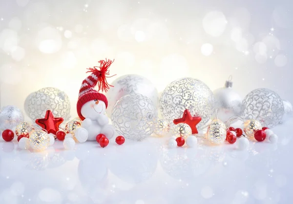 Sneeuwpop, kerstballen en verlichting — Stockfoto © NataliiaMelnyc ... Sneeuwpop, kerstballen en verlichting — Stockfoto © NataliiaMelnyc ...