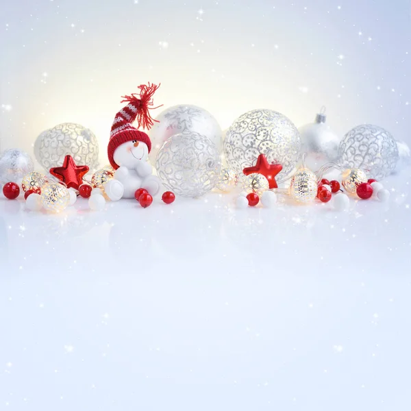 Fondo de Navidad o Año Nuevo con decoraciones festivas. Muñeco de nieve, bolas de Navidad y luces. Espacio para tu texto . —  Fotos de Stock