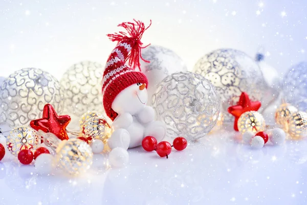 Schneemann, Weihnachtskugeln und Lichter. — Stockfoto