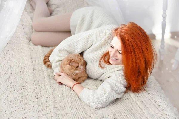 Mooie jonge vrouw met rode kat. Het concept van Kerstmis. — Stockfoto