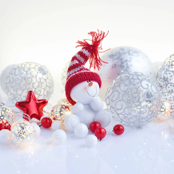 Snögubbe, julgranskulor och lampor. — Stockfoto