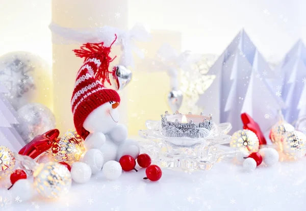 Composición navideña con velas, muñeco de nieve y abetos de papel . — Foto de Stock