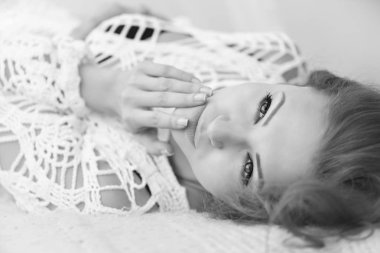 Güzel kadın evde yatağında yatarken. Baştan çıkarıcı kız beyaz