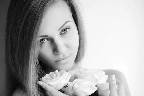 Beyaz güller güzel genç kadın. Siyah ve beyaz fotoğraf — Stok fotoğraf