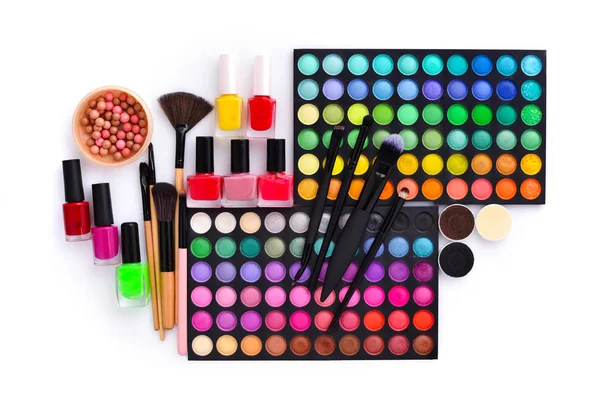 Set de cosméticos decorativos y botellas de esmalte de uñas de colores sobre fondo blanco — Foto de Stock