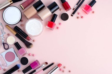 Makyaj fırça ve pembe bir arka plan üzerinde Dekoratif kozmetik