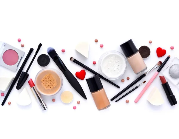 Makeup borste och dekorativa kosmetika på en vit bakgrund. — Stockfoto