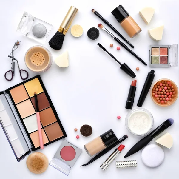 Cepillo de maquillaje y cosméticos decorativos sobre fondo blanco — Foto de Stock