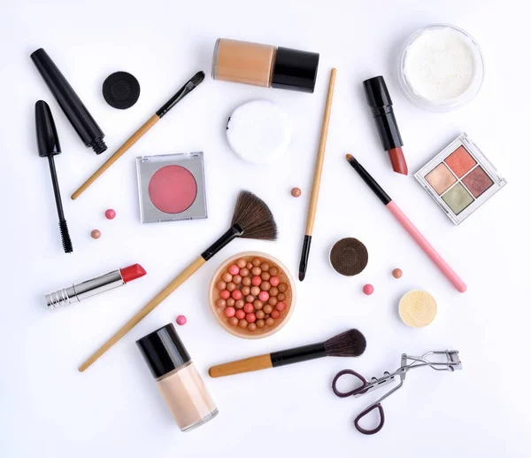 Cepillo de maquillaje y cosméticos decorativos sobre fondo blanco . — Foto de Stock