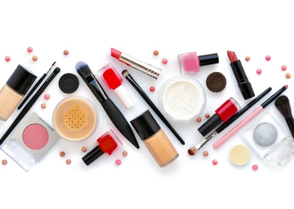 Cepillo de maquillaje y cosméticos decorativos sobre fondo blanco . — Foto de Stock