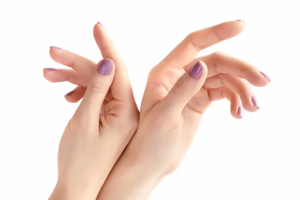 Primer plano de las manos de una joven con manicura rosa en las uñas sobre fondo blanco — Foto de Stock
