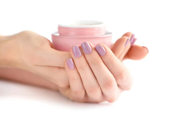 Ręce kobiety z różowy manicure z kremem — Zdjęcie stockowe